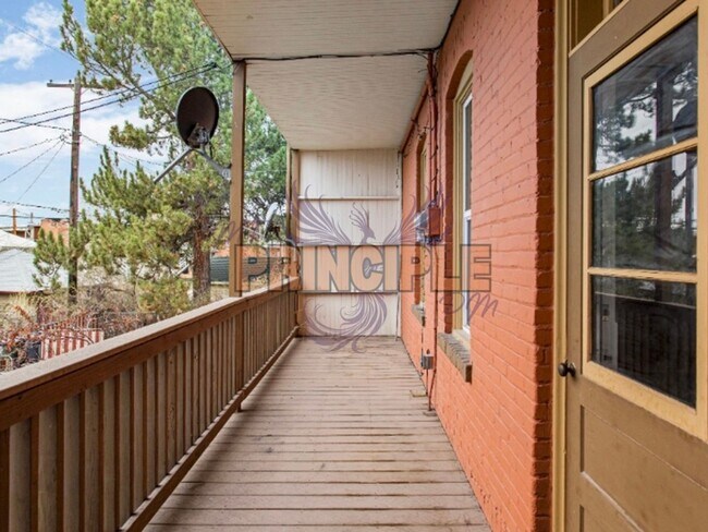 Building Photo - 820-822 W Silver