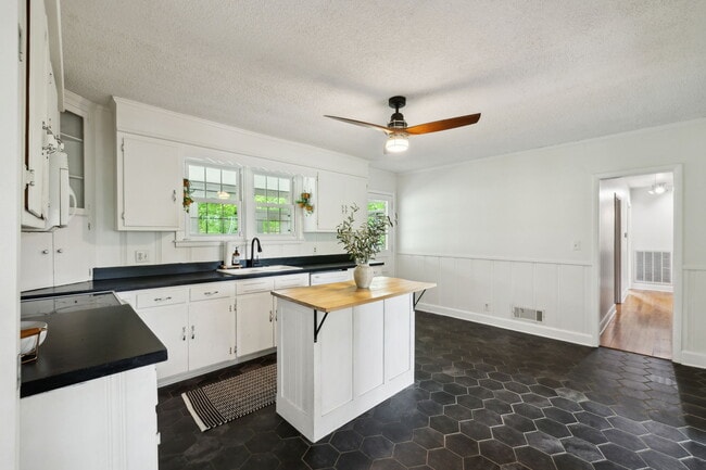 Building Photo - 1155 Ridge Hill Rd