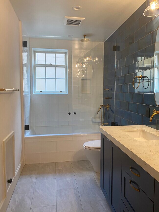 Bathroom. Not pictured HUGE full length medicine cabinet/vanity. - 1450 Greenwich St