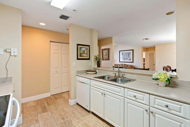 Building Photo - 1200 Town Center Dr