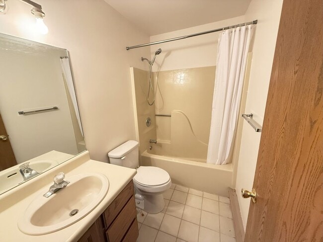 Building Photo - 134 English Ct