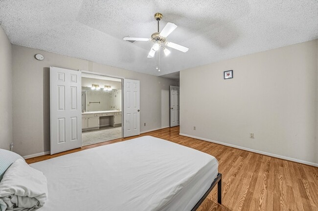 Building Photo - 9915 Villa Verde Dr