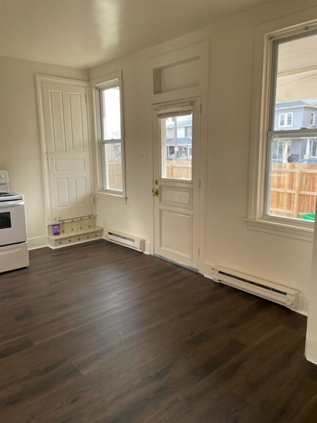 Building Photo - 237 Pattison St