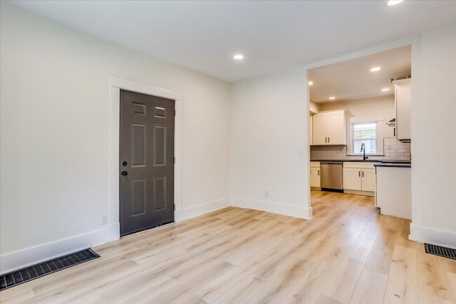 Building Photo - Riverside home for rent