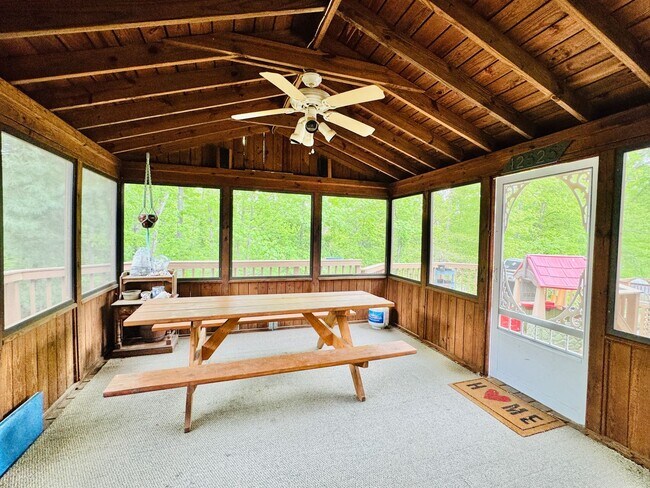 Building Photo - BEAUTIFUL AND PRIVATE LAKE RIDGE HOME