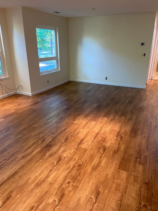 Building Photo - Beautifully Updated 2-bedroom 2 bath Condo...
