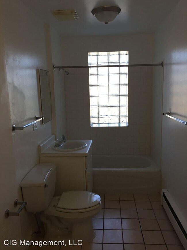 Building Photo - 1528 W Morse Ave