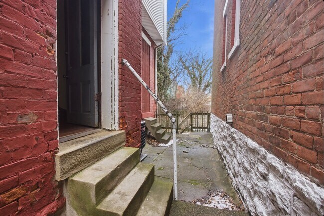 Building Photo - 122 E University Ave