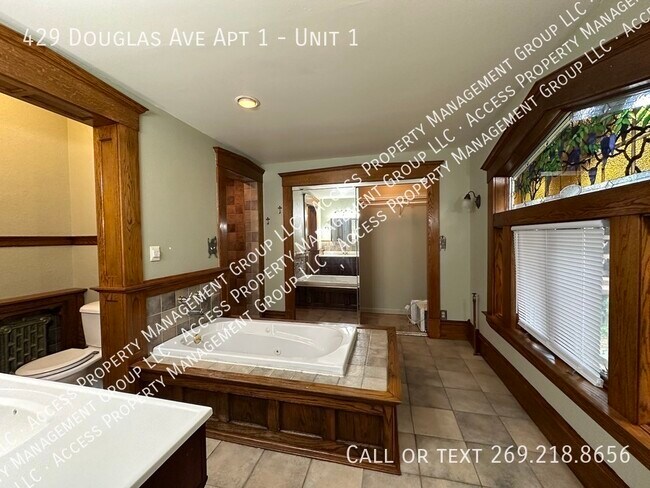 Building Photo - 429 Douglas Ave