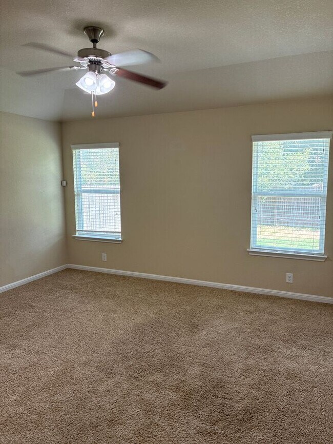 Building Photo - 3BR SFR • Tile Kitchen • Assigned Covered Parking • Austin