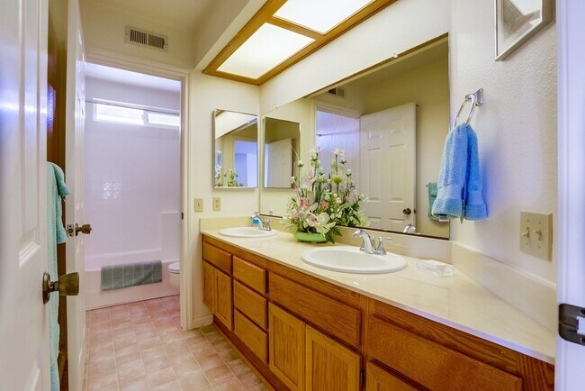 Building Photo - Spacious 4 Bedroom Shadowridge Home Available May 1st