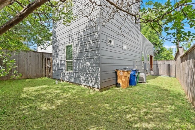 Building Photo - 3010 E 18th 1/2 St