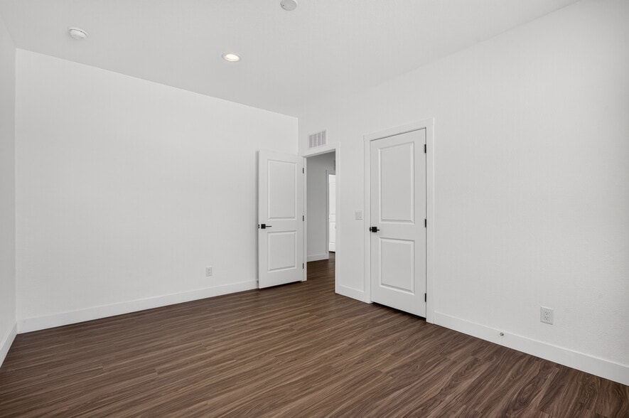 Building Photo - 464 Jessop Ave