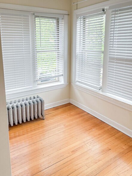 Building Photo - 1950 W Leland Ave