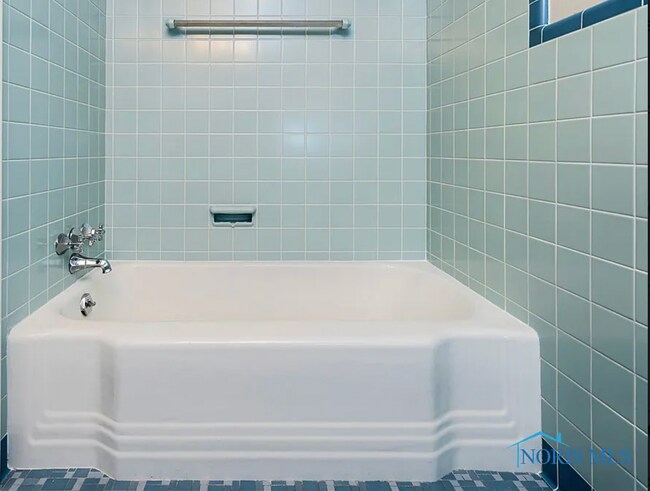 Building Photo - 4033 Hillandale Rd