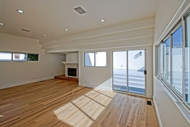 Building Photo - Beautifully Remodeled, 4BR4.5BA Hill Section Home w/ Amazing Panoramic Ocean Views, 3 Decks, Atri...