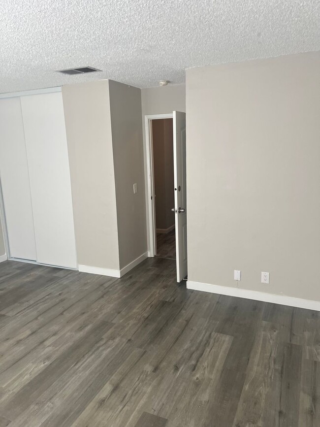 Building Photo - 3 Bedroom 1.5 Bathroom   Cheyenne & Civic ...