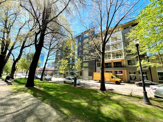 Building Photo - Bright Condo in NW Portland with Washer/Dr...