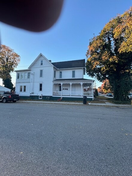 Building Photo - 227 E Walnut St