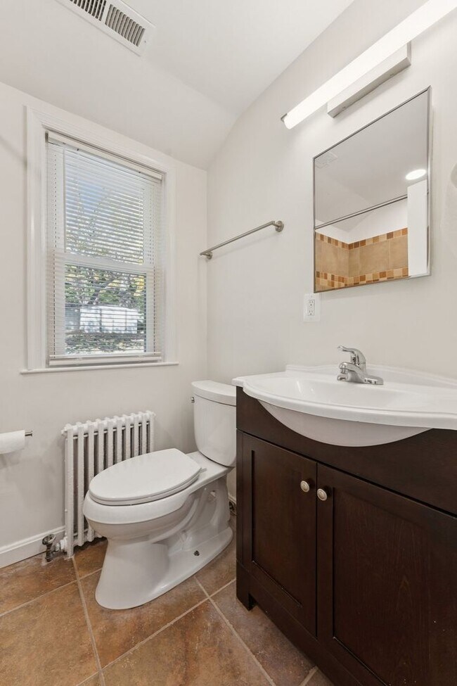 Building Photo - Charming and inviting two-bedroom home in an unbeatable location.