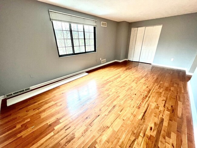 Building Photo - Sewickley Heights - Gorgeous Townhouse - 3 Bedroom 2 Bathroom - Swimming Pool and Tennis Courts