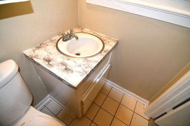 Building Photo - 3 bedroom, 1.5 bath home in quaint, well m...