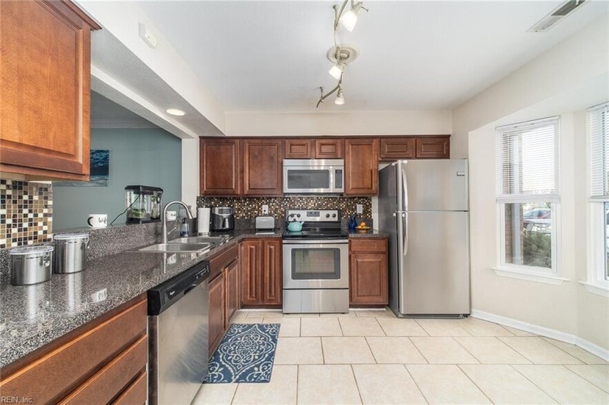 Kitchen - 662 Biltmore Dr