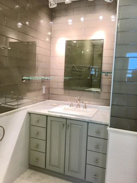 Building Photo - 802 Howe St