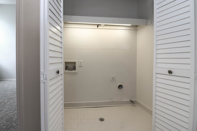 Building Photo - Lovely South Tulsa location close to shopping and restaurants