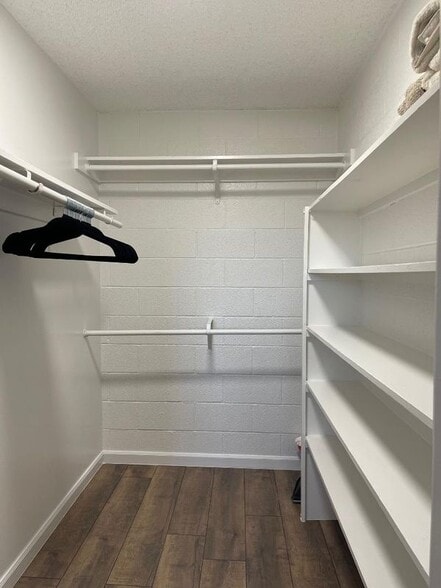 Building Photo - 615 S Royal Crest Cir