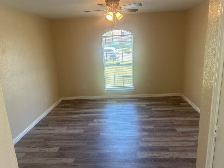 Building Photo - Room in Duplex on Chestnut Ln