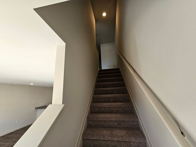 Building Photo - Like New Townhome in the heart of Newton