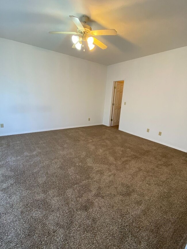 Building Photo - Beautiful 3 Bedroom, 2.5 Bathroom Condo