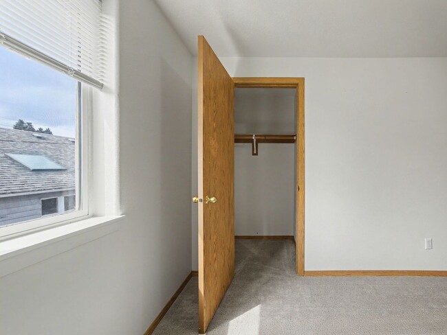 Building Photo - NAVAB02