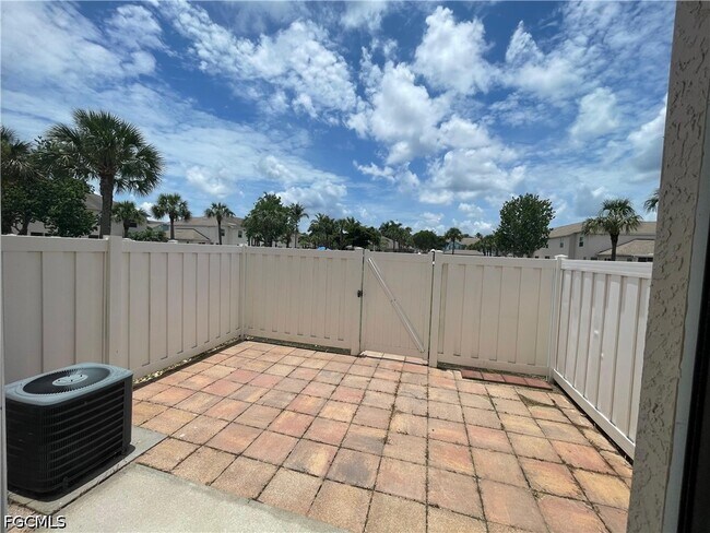 Building Photo - 3637 Pine Oak Cir
