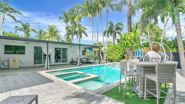 Building Photo - 1715 NE 40th St