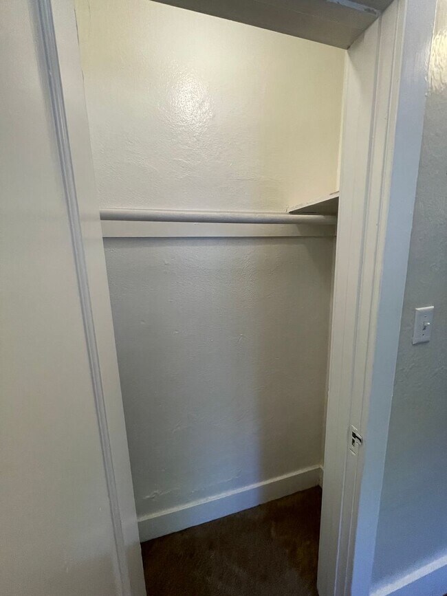 Building Photo - Charming one-bed, one-bath apartment in Midtown