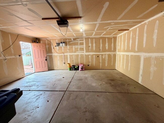 Building Photo - 5-Bed, 2.5-Bath Home Near MacIntosh Lake with Hardwood Floors, Gas Fireplace, and Finished Basement