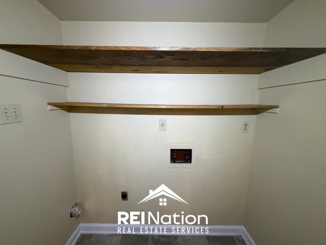 Building Photo - JUST LISTED! 3BR/2BA Memphis Stunner | Vaulted Ceilings & Stone Fireplace | Fenced Yard!