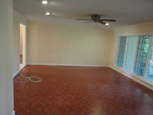 Building Photo - Beautiful 4/2.5 home in quiet neighborhood