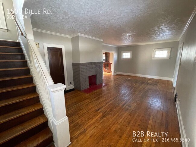 Building Photo - Beautiful and Newly Renovated Single Famil...