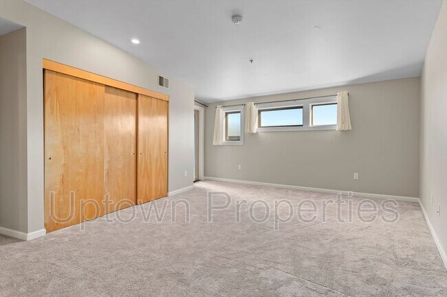 Building Photo - 12600 SW Crescent St