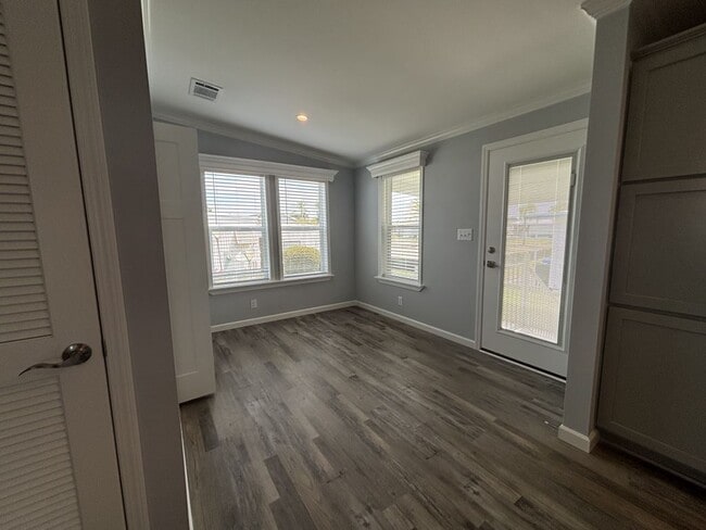 Building Photo - 937 W Questa Ave