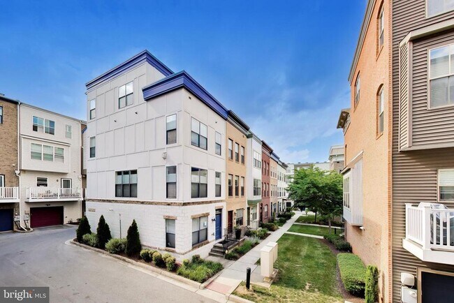 Building Photo - 4550 Longfellow St