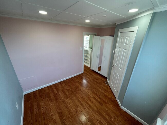 Building Photo - 1216 Elm St