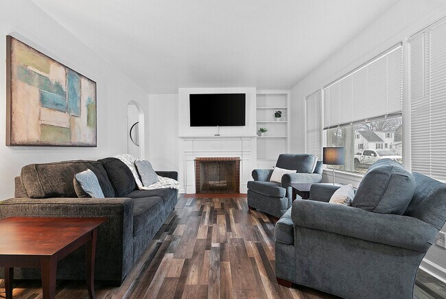 Building Photo - Flexible Furnished 2 BR  utilities included w/ garage