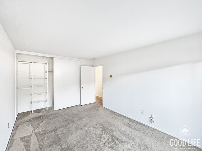 Building Photo - Beautiful 2B/2BA Condo in Pacific Beach w/ Parking & Swimming Pool!