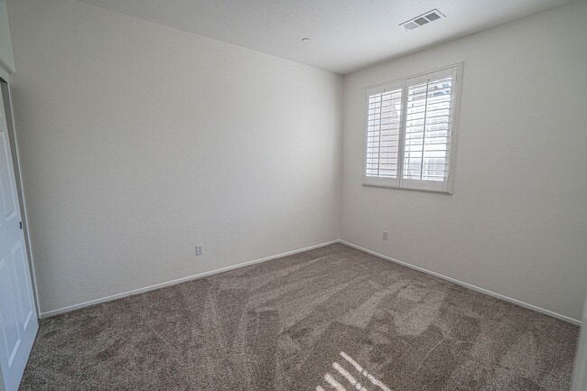 Building Photo - 3-Bedroom Home with Fresh Paint in Creekside of Valencia!