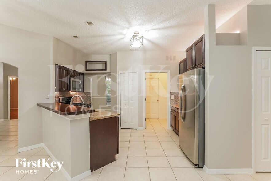 Building Photo - 825 High Pointe Cir