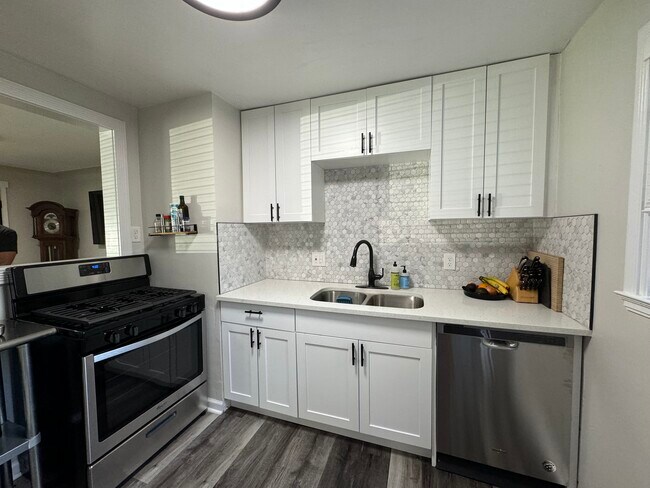 Kitchen - 4470 Eliot St